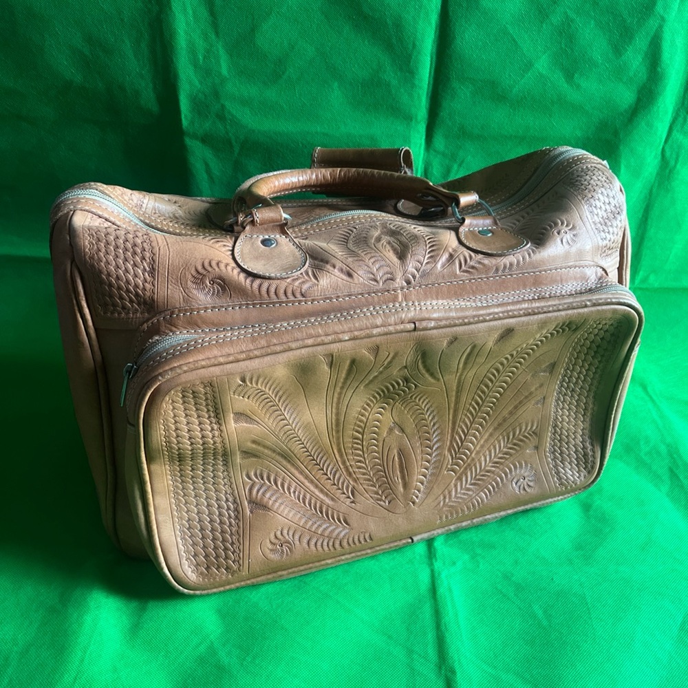 Elegant Tan Leather Travel Bag